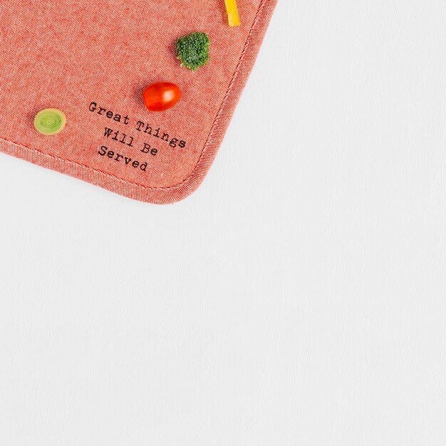 Rebanada de pimiento; cebolleta; brócoli y tomate sobre mantel individual con texto