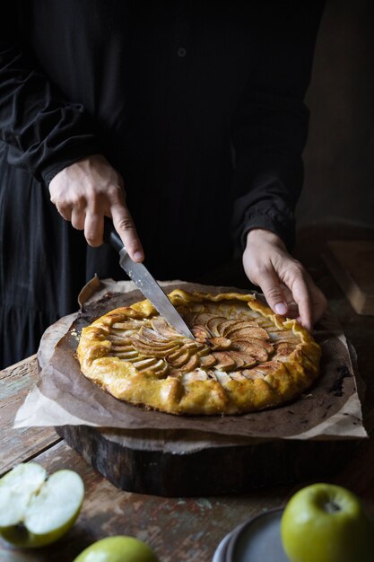 Rebanada de postre de corte manual de alto ángulo