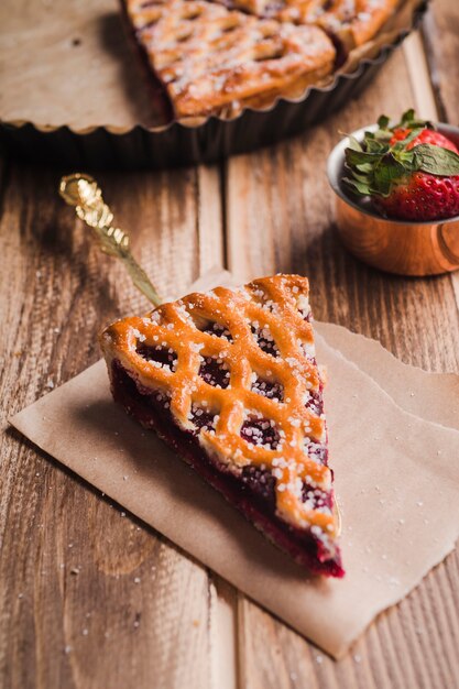 Rebanada de sabrosa tarta con mermelada