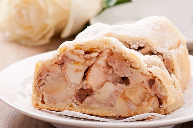 Rebanada de strudel de manzana en el plato