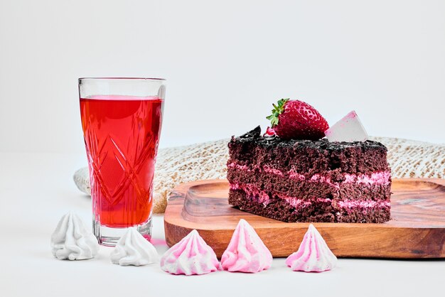 Una rebanada de tarta de chocolate con un vaso de bebida.