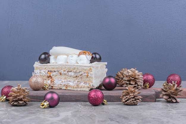 Una rebanada de tarta de coco con decoración navideña.