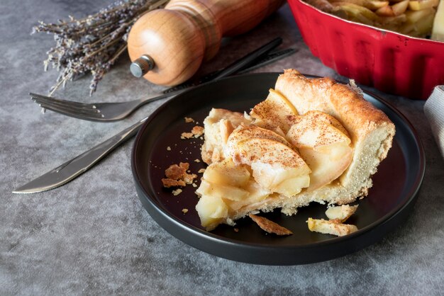 Rebanada de tarta de manzana de ángulo alto en la placa