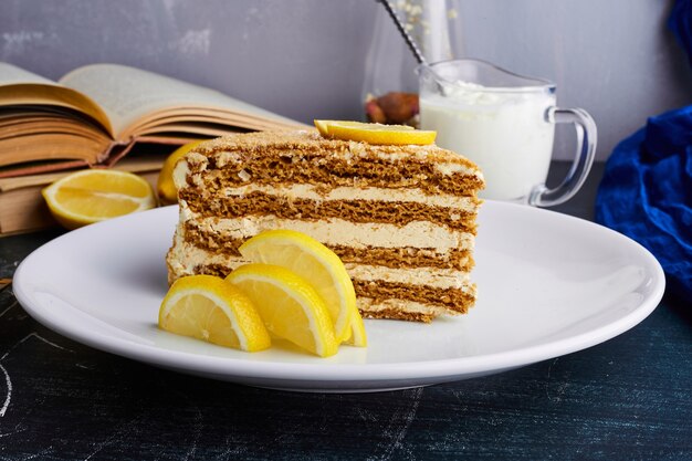 Una rebanada de tarta medovic con limón.