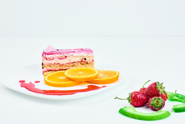 Una rebanada de tarta de queso con crema rosa.