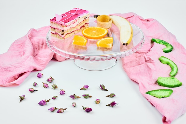 Una rebanada de tarta de queso con crema rosa.