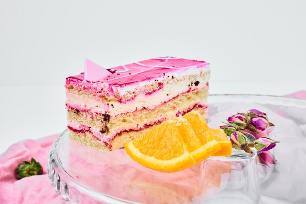 Una rebanada de tarta de queso con crema rosa.