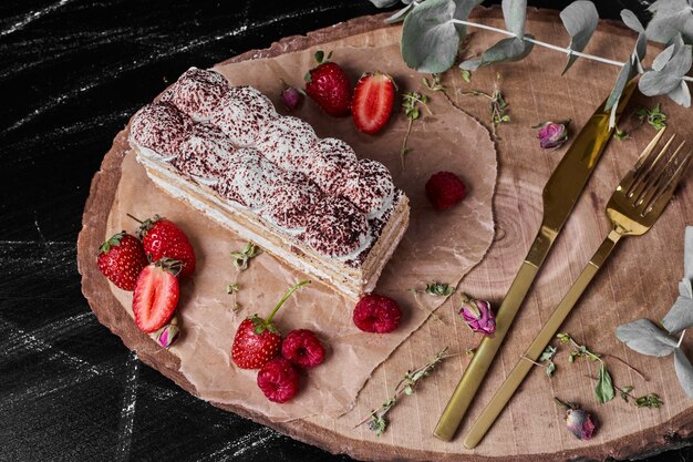 Rebanada de tiramisú en un plato de madera.