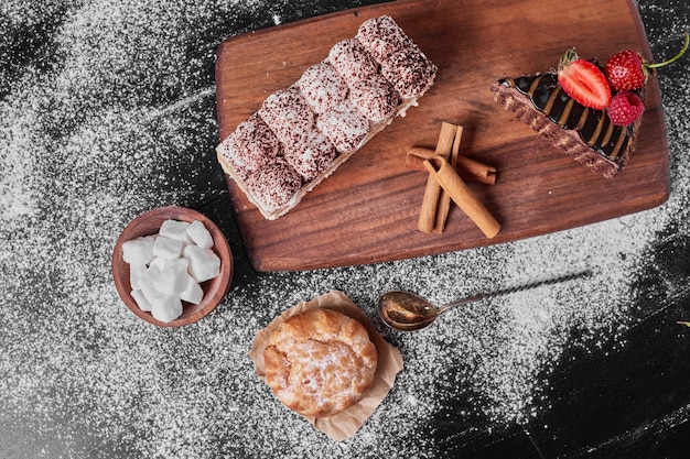 Foto gratuita rebanada de tiramisú en un plato de madera.