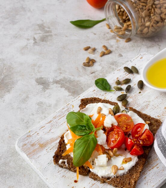 Rebanada de tostada con tomates cherry y crema