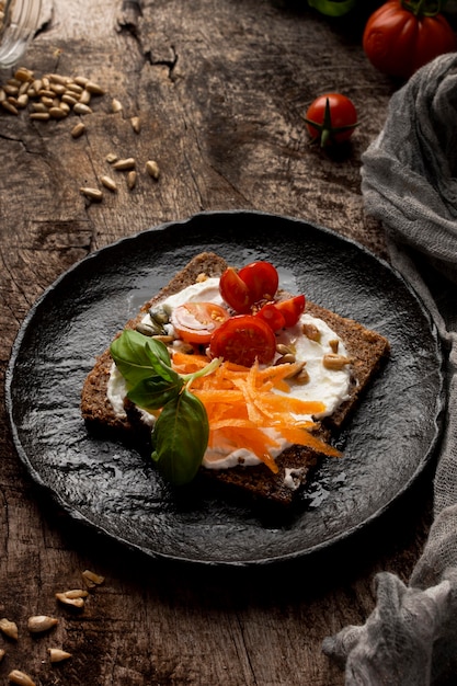 Rebanada de tostadas deliciosas de alta vista con tomates cherry