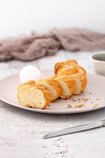 Rebanadas de baguette de pan horneado en placa