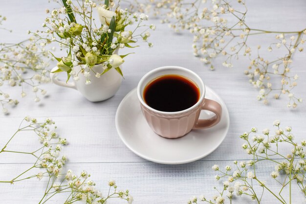 Rebanadas de bizcocho Victoria con una taza de café a la luz