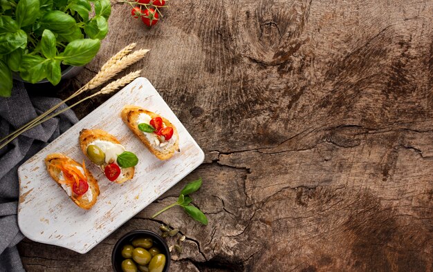 Rebanadas de bruschetta copia espacio fondo de madera