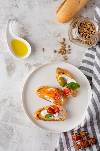 Foto gratuita rebanadas de bruschetta para el desayuno