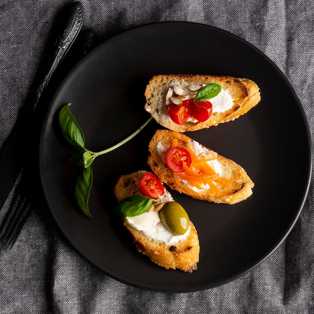 Rebanadas de bruschetta y hojas de albahaca