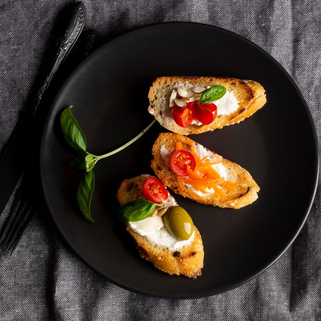 Rebanadas de bruschetta y hojas de albahaca