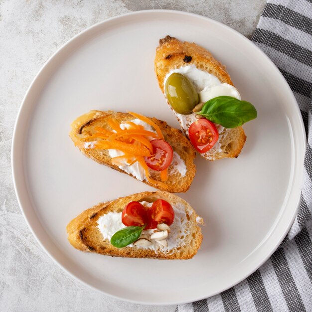 Rebanadas de bruschetta en plato blanco