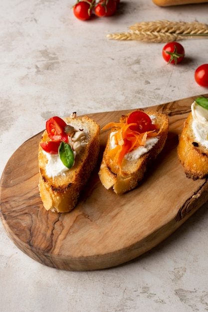 Rebanadas de bruschetta sobre tabla de madera