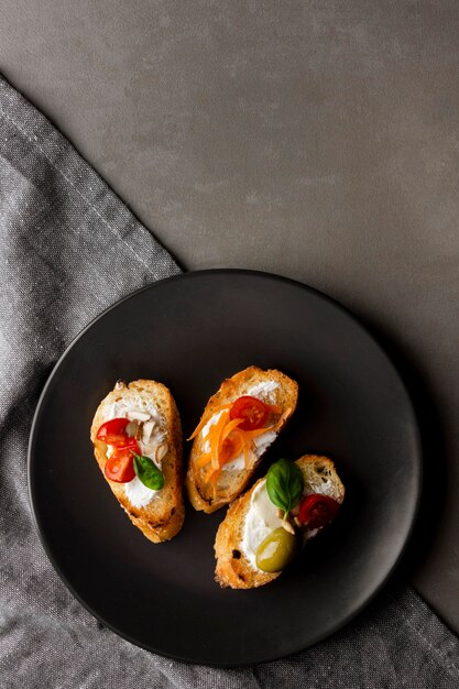 Rebanadas de bruschetta sobre tela