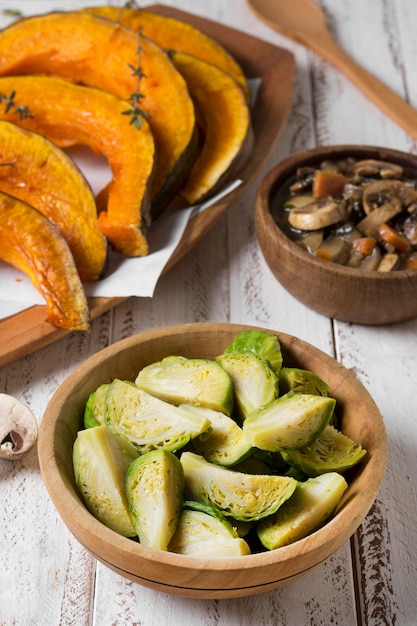 Rebanadas de calabaza al horno deliciosas de alto ángulo