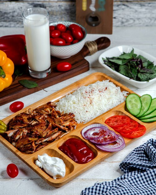 Rebanadas de carne con arroz y verduras.