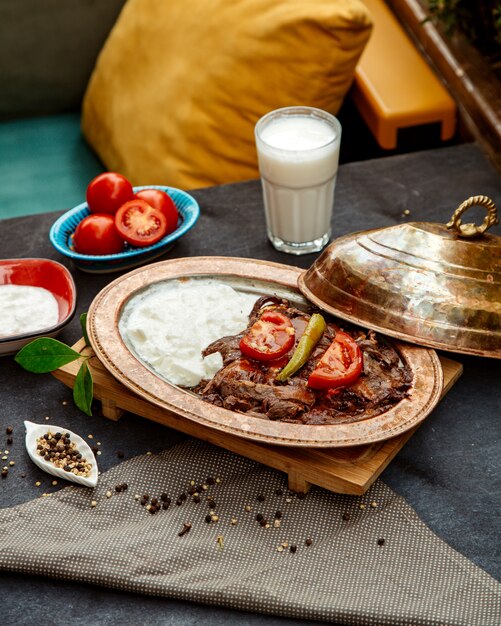 Rebanadas de carne frita y crema agria con ayran y tomates