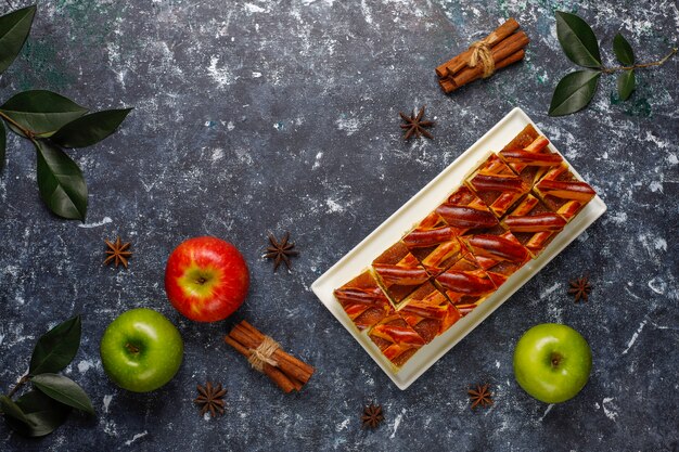 Rebanadas caseras de tarta de manzana en la mesa oscura