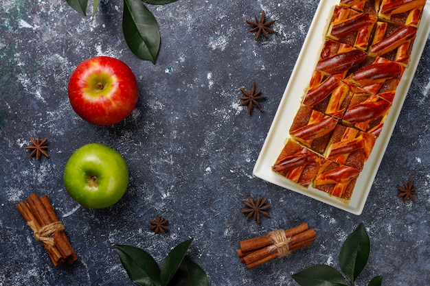 Foto gratuita rebanadas caseras de tarta de manzana en la mesa oscura