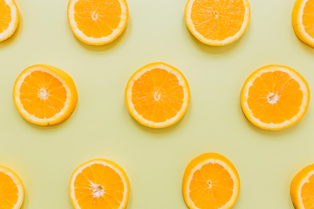 Rebanadas de composición de naranjas