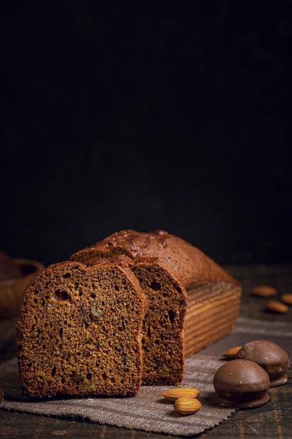 Foto gratuita rebanadas de delicioso pastel de copia espacio