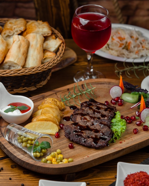 rebanadas de estaca con papas fritas y ensalada