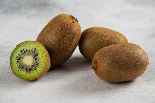 Rebanadas frescas de kiwi en blanco.