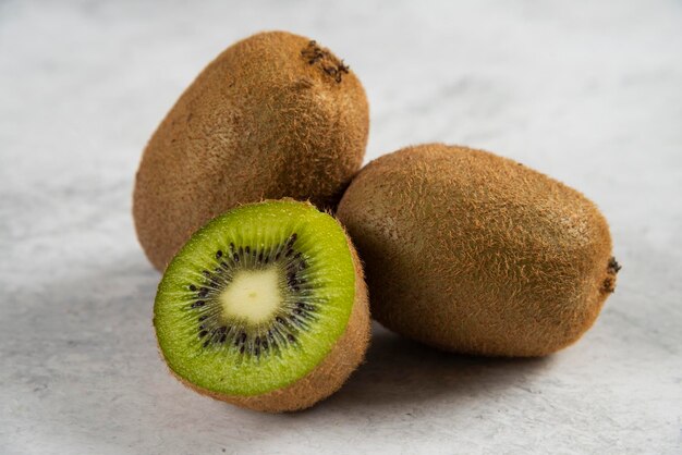 Rebanadas frescas de kiwi en blanco.