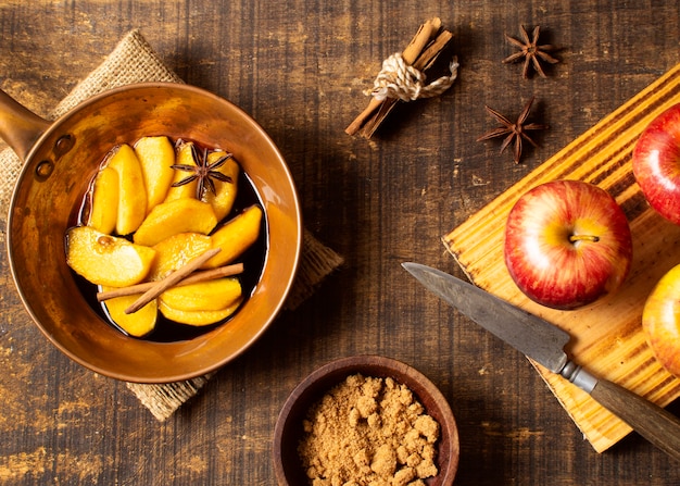 Rebanadas hervidas de tarta de manzana vista superior