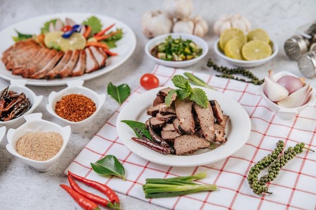 Rebanadas de hígado a la parrilla con rodajas de ÃƒÂƒÃ‚Â ¢ ÃƒÂ‚Ã‚Â € ÃƒÂ‚Ã‚Â ‹ÃƒÂƒÃ‚Â ¢ ÃƒÂ‚Ã‚Â € ÃƒÂ‚Ã‚Â‹, zanahorias, chile, cebolletas y menta.