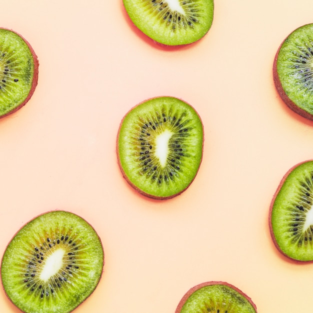 Rebanadas de kiwis en colores de fondo