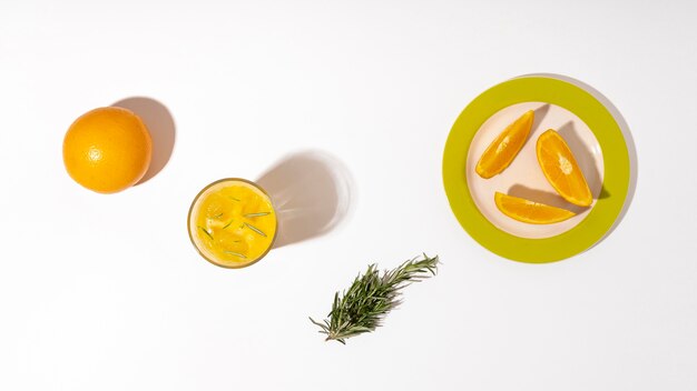 Rebanadas de naranja laicos planas en un plato