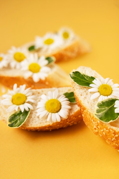 Rebanadas de pan de alto ángulo con flores.