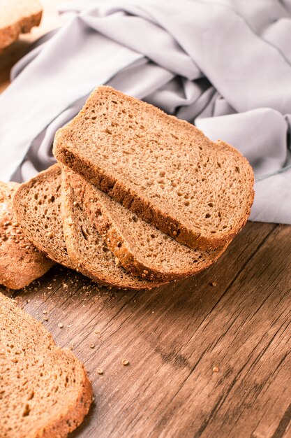 Las rebanadas de pan se amontonan en una tabla de madera