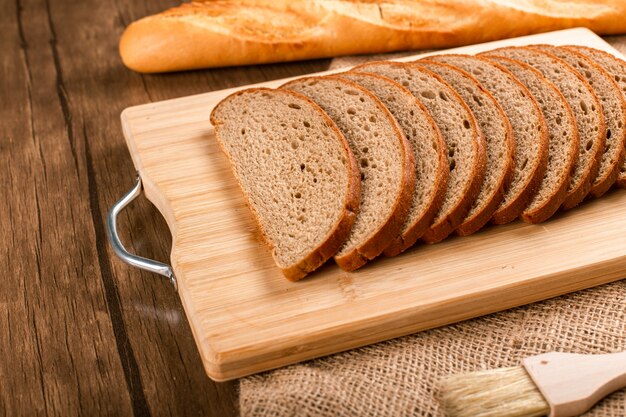 Rebanadas de pan y baguette francés