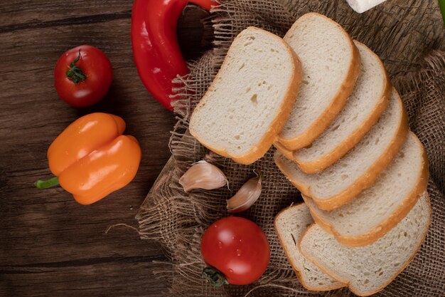 Rebanadas de pan blanco con chiles