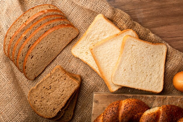 Rebanadas de pan blanco y marrón con panecillos turcos