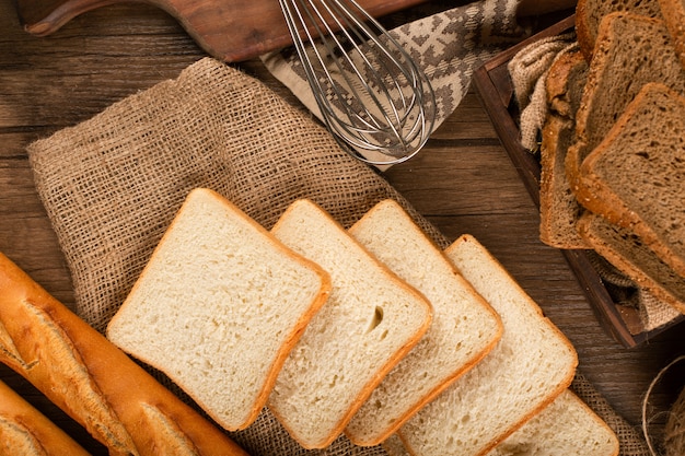 Rebanadas de pan blanco y negro con baguette