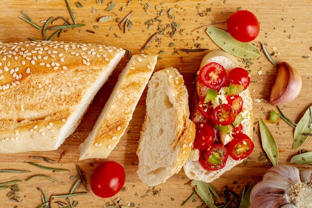 Rebanadas de pan blanco con tomate