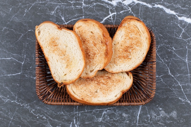 Rebanadas de pan en una canasta de mimbre.