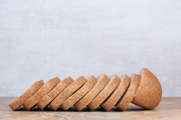 Rebanadas de pan de centeno en mesa de mármol