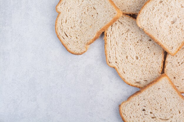 Rebanadas de pan de centeno sobre fondo de piedra. Foto de alta calidad