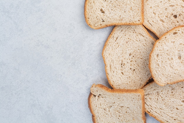 Rebanadas de pan de centeno sobre la superficie de piedra