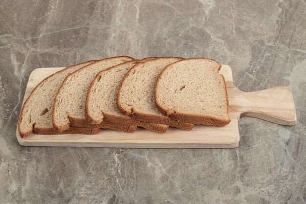 Rebanadas de pan de centeno sobre tabla de madera. Foto de alta calidad